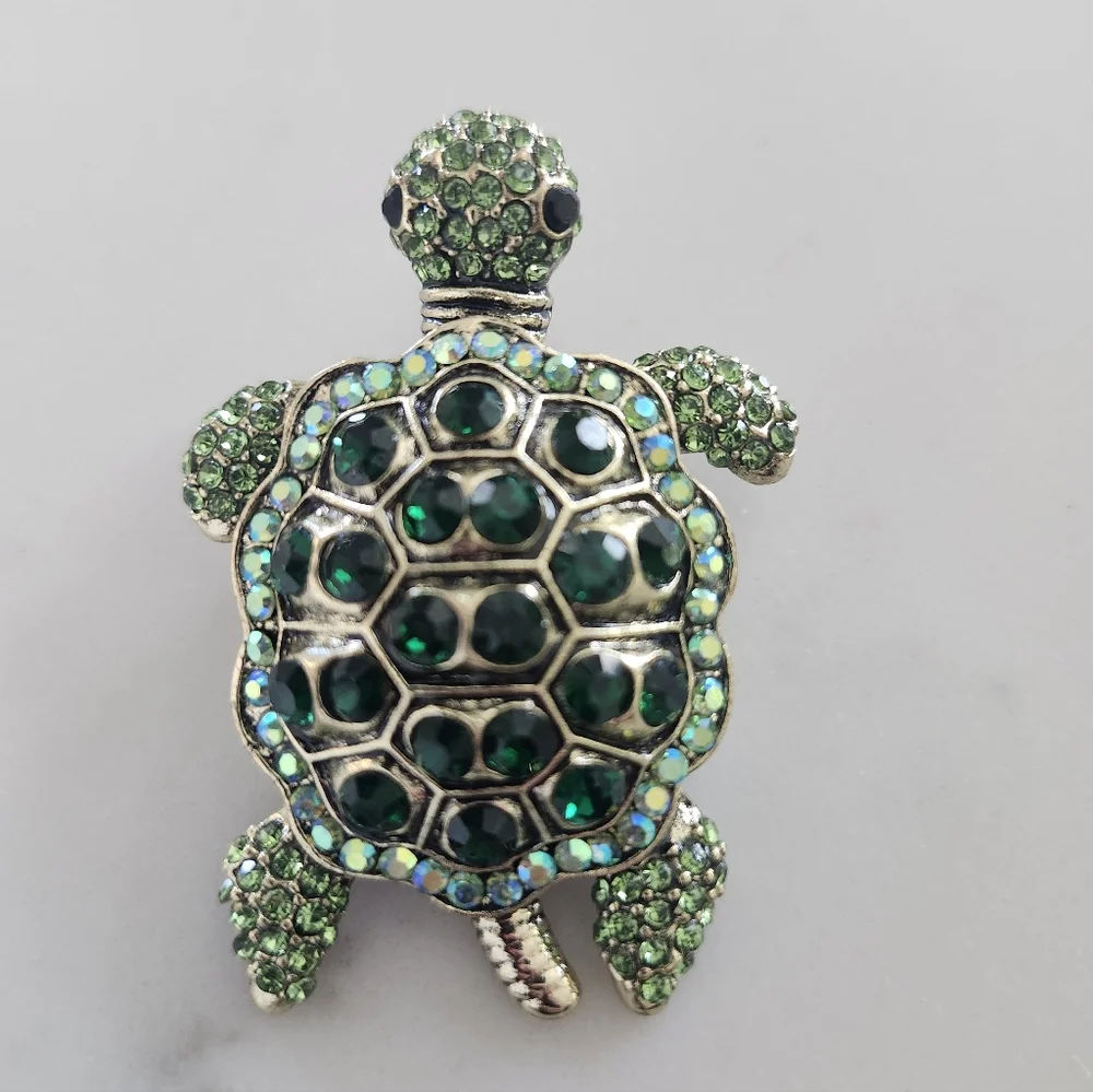 Turtle Sparkle Brooch In Motion - Picture 1 of 3